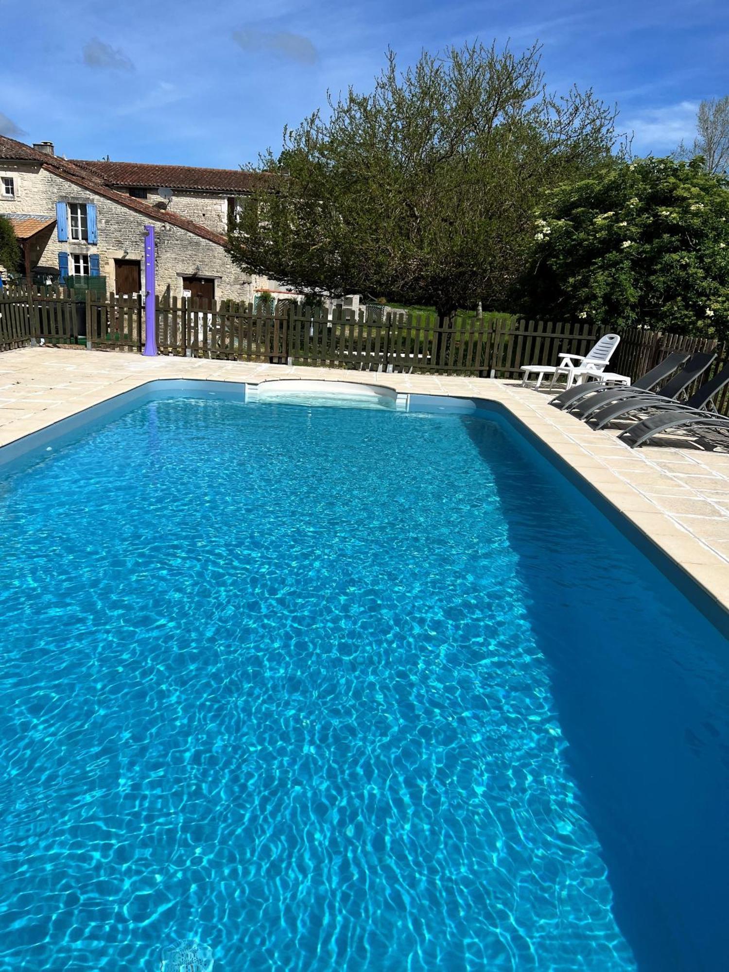 Bed and Breakfast Le Petit Bijou Saint-Fraigne Esterno foto