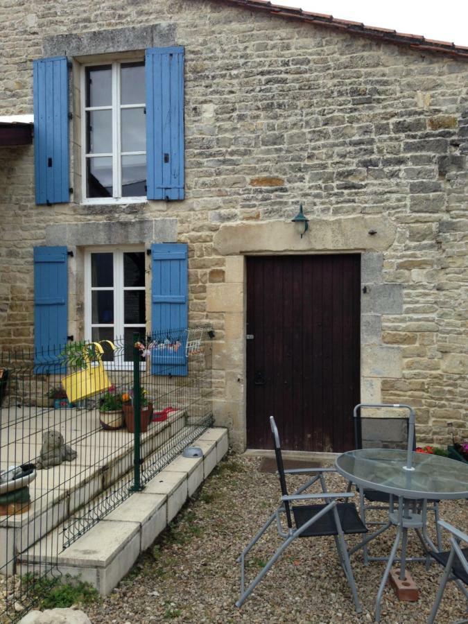 Bed and Breakfast Le Petit Bijou Saint-Fraigne Esterno foto